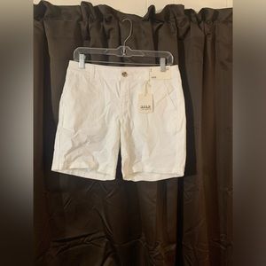 White a.n.a size 2 mid-rise twill short 7” inseam